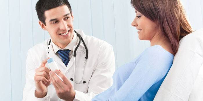 El médico le receta al paciente un medicamento.