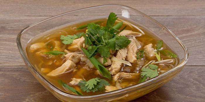 น้ำสต๊อกไก่พร้อมผักและเนื้อ