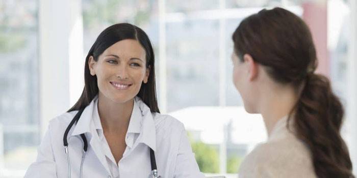 Menina consulta um médico