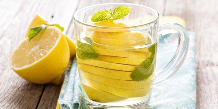 Vanduo su citrina ir mėta puodelyje