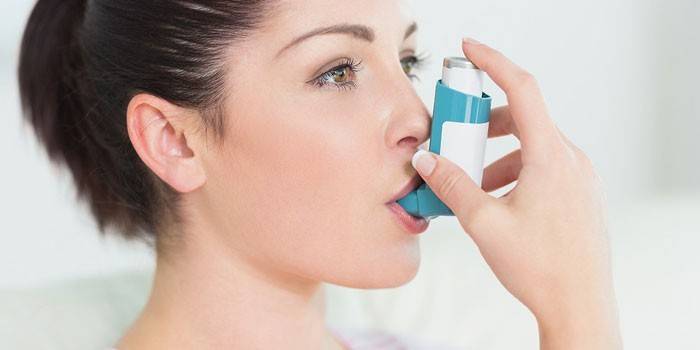 Mädchen mit einem Inhalator