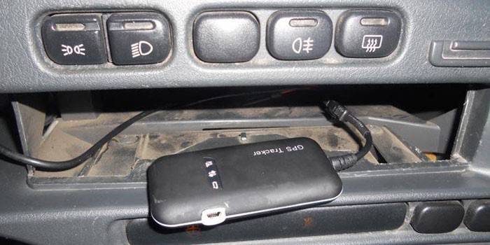 Asennettu GPS-paikannin autoon