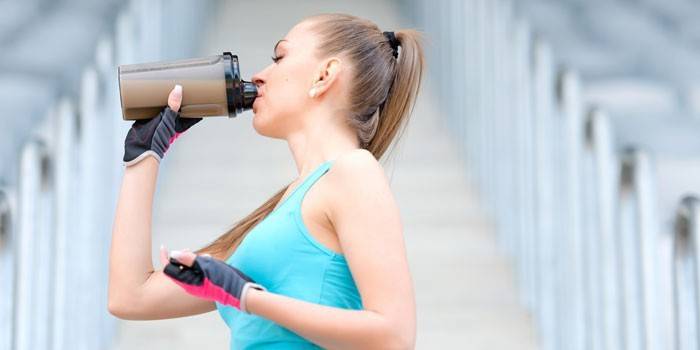 Mädchen trinkt einen Proteinshake