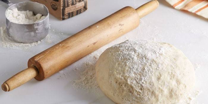 Bolinhos de fermento e rolo de massa