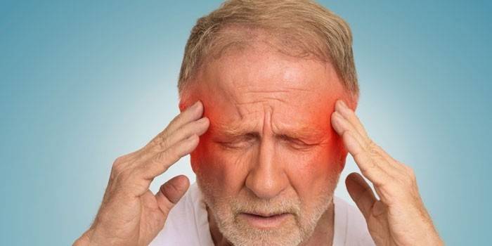 Un hombre tiene dolor de cabeza.
