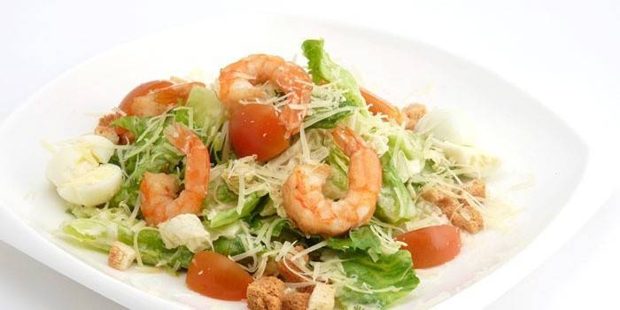 César de camarones en un plato