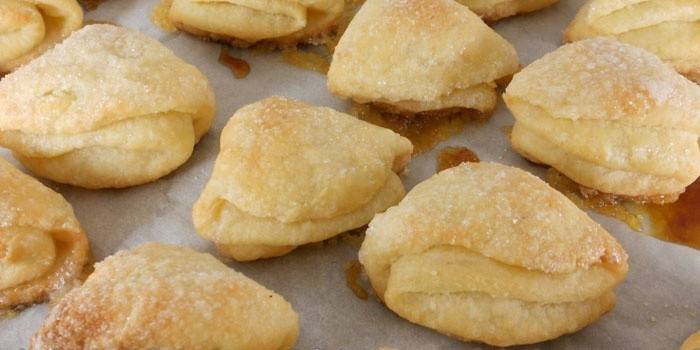 Curd cookies Bisous sur une plaque à pâtisserie