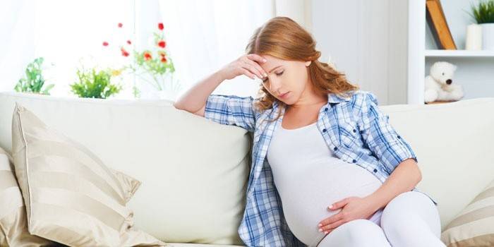 Bà bầu ngồi trên đi văng