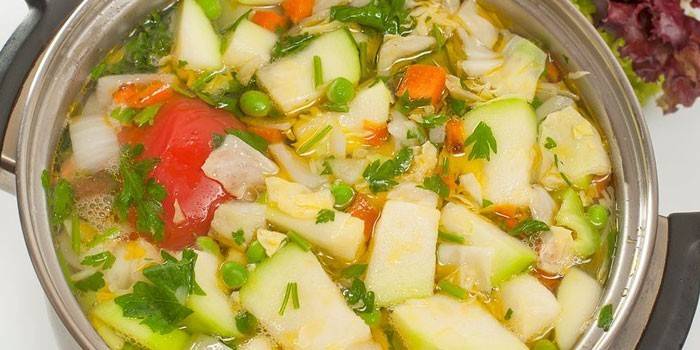 Panela com sopa de legumes