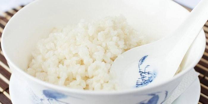 Riz bouilli dans une assiette
