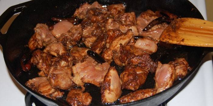 Bir tavada soya soslu tavuk parçaları