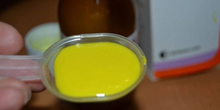 Huyền phù Enterofuril trong một muỗng đo