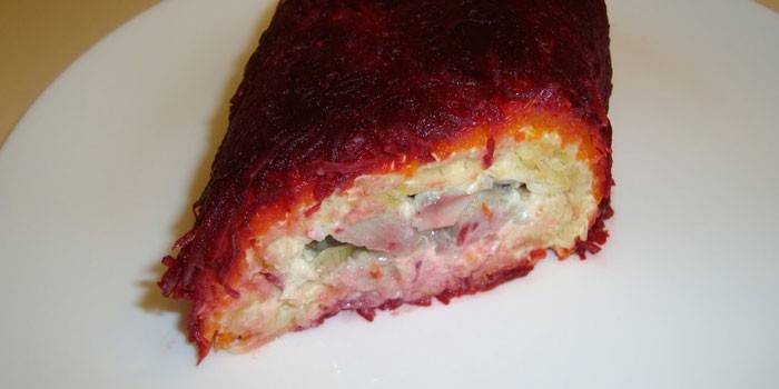 Rollo de arenque con queso, remolacha y pepinos