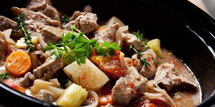 Braten von Hühnermägen, Tomaten und Kartoffeln