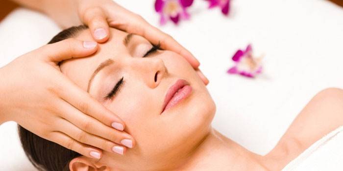 Fata face masaj facial