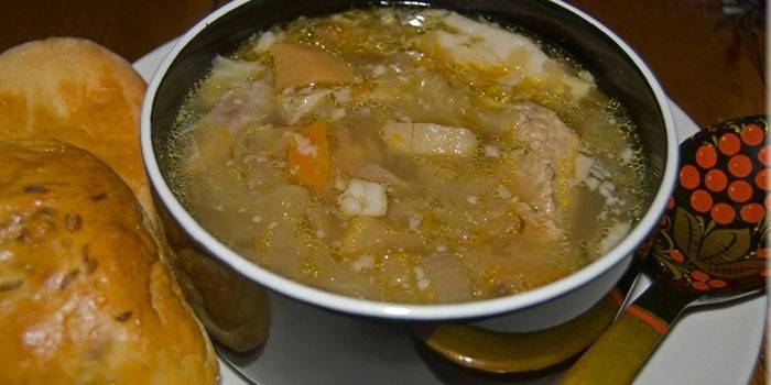 Sopa de col de carn preparada en un plat