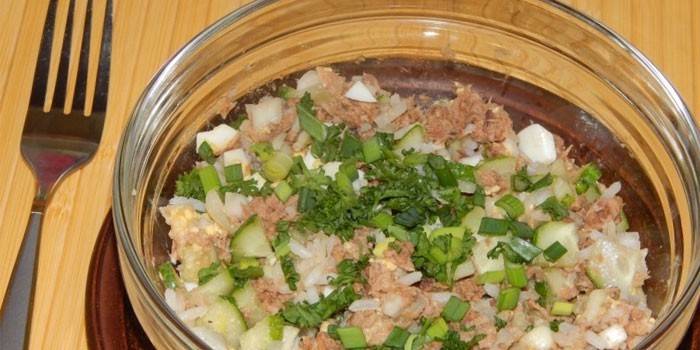 Plato de atún, arroz y hierbas.