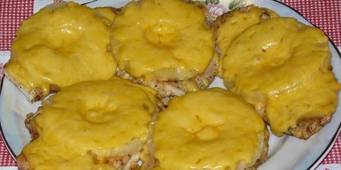 Ananas ve peynirli fırında tavuk fileto