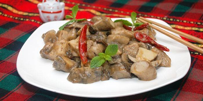Carne de porco grelhada com cogumelos
