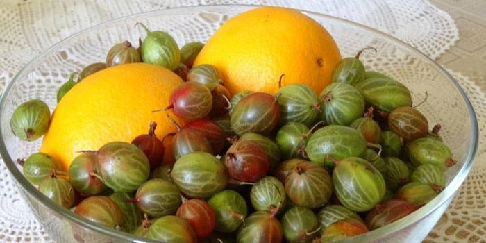 préparation pour la cuisson de la confiture de groseille au citron