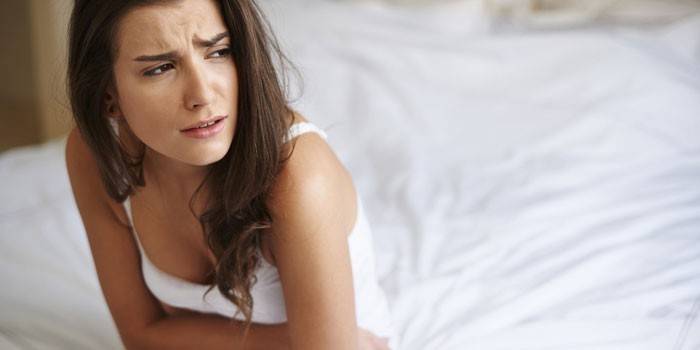 Menina sentada na cama