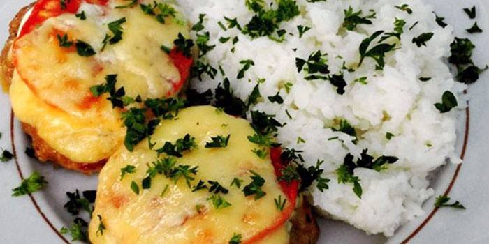 Costeletas assadas francesas com arroz cozido