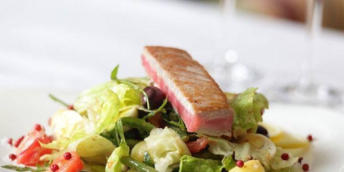 Paruoštos „Nicoise“ salotos su keptu tunu