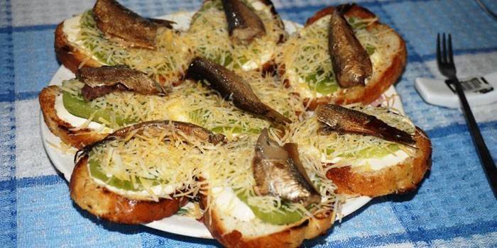 Sandwiches con espadines y kiwi