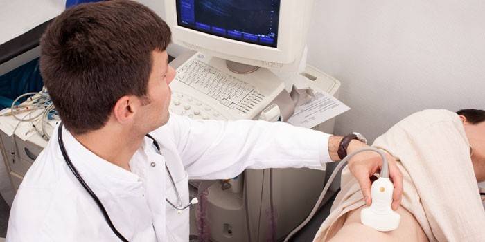 Medikas atlieka inkstų ultragarsinį tyrimą