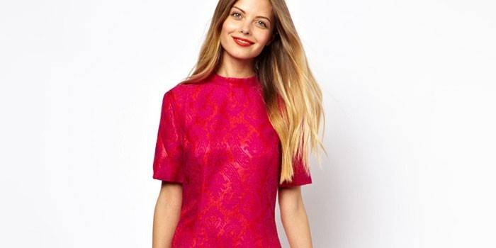 Fată într-o rochie jacquard