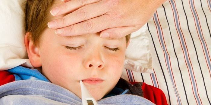 Bébé avec un thermomètre dans la bouche