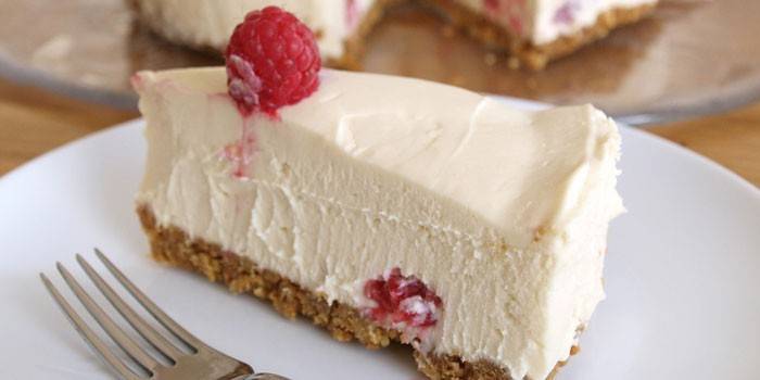 Tranche de gâteau au fromage sur une assiette