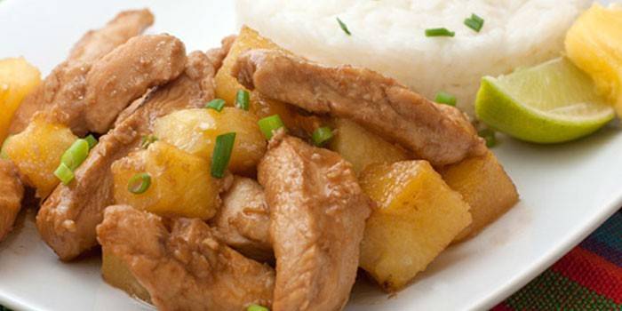 Kyllingkjøtt med ananasskiver i teriyaki-saus