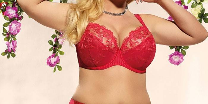 Một bộ vải lanh đỏ với một chiếc cốc lớn