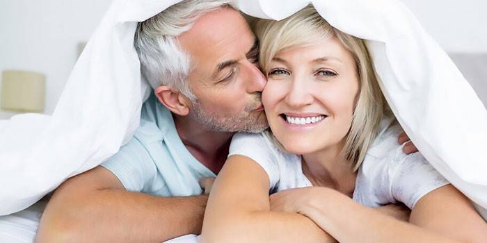 Frau mit einem Mann unter der Decke