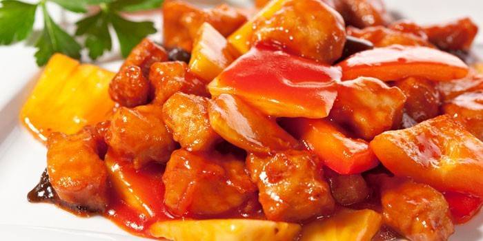 Légumes cuits à la vapeur avec de la viande
