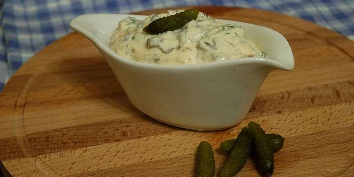 Sauce tartare avec des cornichons pour le poisson