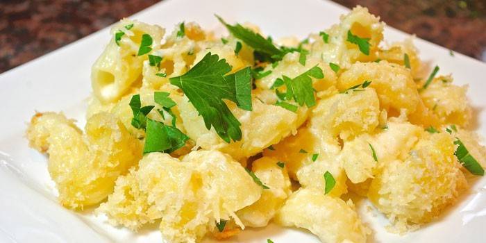 Makaroni krējuma siera mērcē
