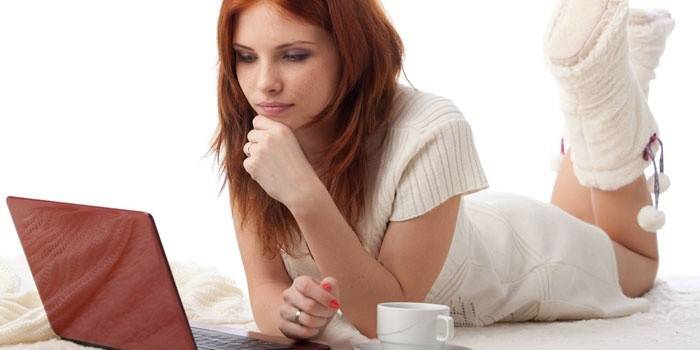 Menina no laptop