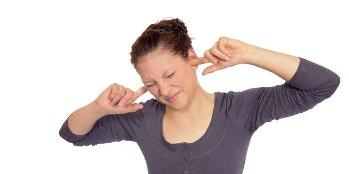 Fille couvre ses oreilles