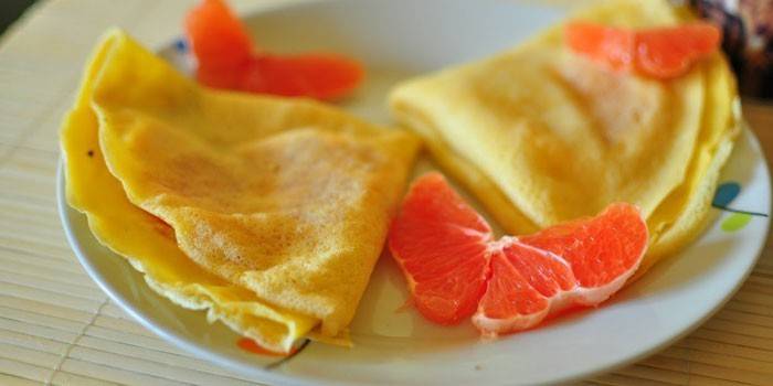 Fitness-Pfannkuchen mit Grapefruit