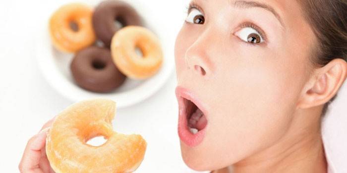 Mädchen mit einem Donut in der Hand