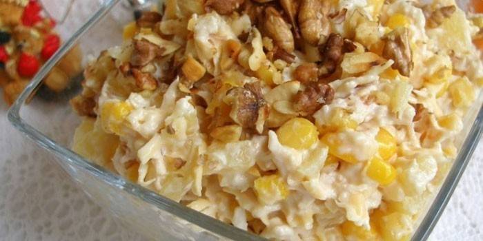 Salat med kylling, ananas og valnødder
