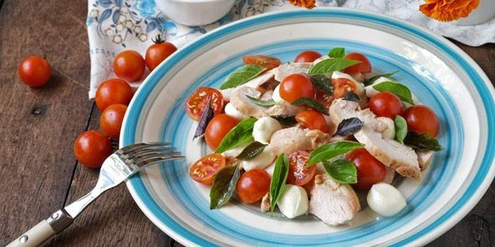 Salāti ar vistu, baziliku un mozzarella