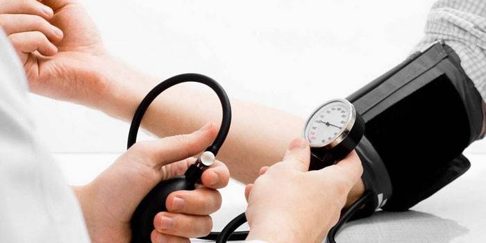 Măsurarea tensiunii arteriale cu un tonometru