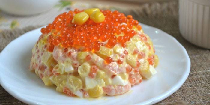 Salad hoàng gia với hải sản và trứng cá đỏ