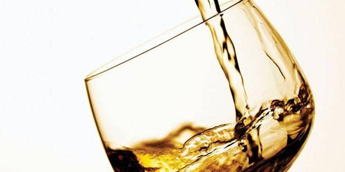 Vin blanc dans un verre