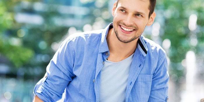 Hombre sonriendo