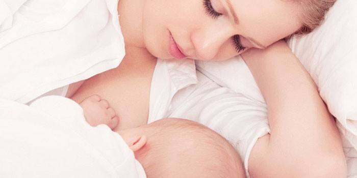 Kvinde, der ammer en baby