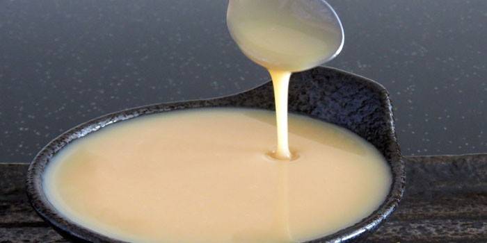 Lait concentré dans une assiette
